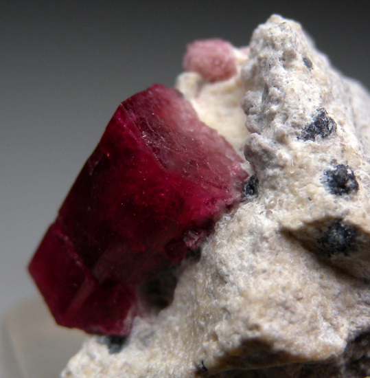 Red Beryl from Violet Claim, Wah Wah Mtns., Beaver Co., Utah, USA [db_pics/pics/r481d.jpg]