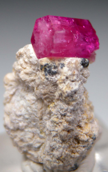 Red Beryl from Violet Claim, Wah Wah Mtns., Beaver Co., Utah, USA [db_pics/pics/r483a.jpg]