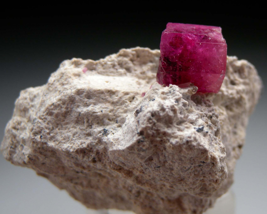 Red Beryl from Violet Claim, Wah Wah Mtns., Beaver Co., Utah, USA [db_pics/pics/r488d.jpg]