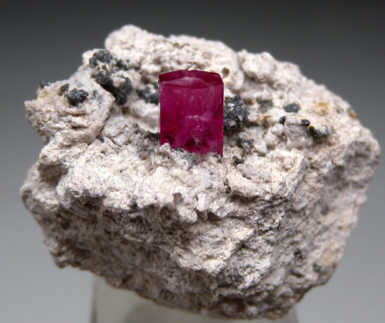 Red Beryl from Violet Claim, Wah Wah Mtns., Beaver Co., Utah, USA [db_pics/pics/r490a.jpg]