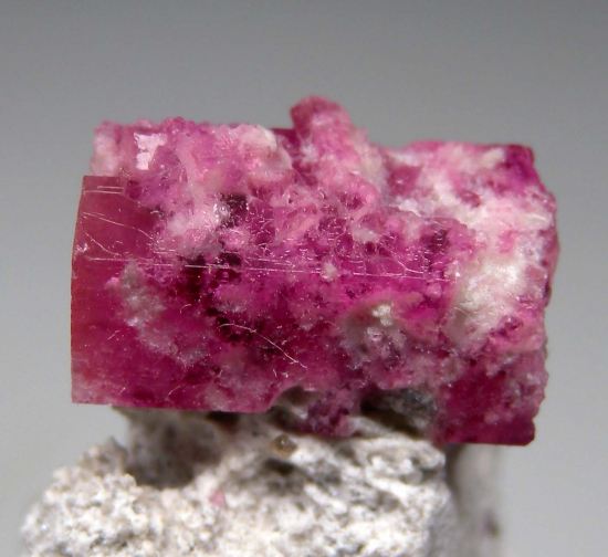 Red Beryl from Violet Claim, Wah Wah Mtns., Beaver Co., Utah, USA [db_pics/pics/r492c.jpg]