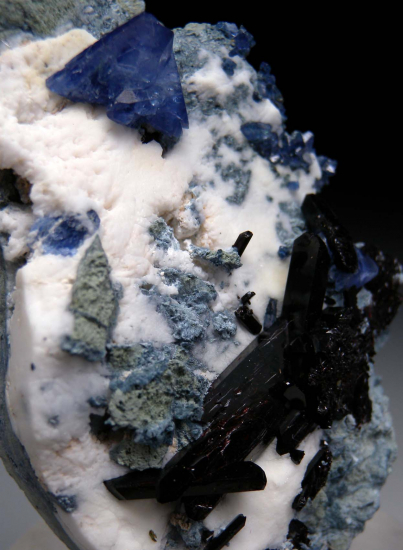 Benitoite, Neptunite from Gem Mine, San Benito Co., California, USA [db_pics/pics/r537b.jpg]