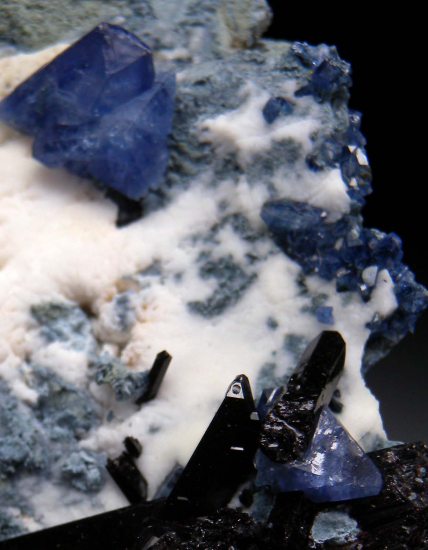 Benitoite, Neptunite from Gem Mine, San Benito Co., California, USA [db_pics/pics/r537d.jpg]