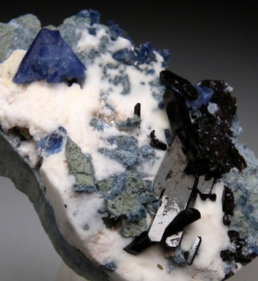 Benitoite, Neptunite from Gem Mine, San Benito Co., California, USA [db_pics/pics/r537e.jpg]