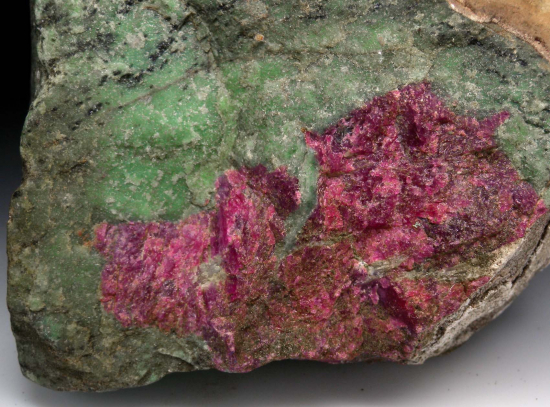 Ruby in Zoisite from Longido, Tanzania [db_pics/pics/r575b.jpg]