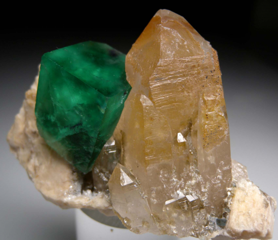 Fluorite with Quartz from Erongo Mtns., Namibia [db_pics/pics/r602c.jpg]