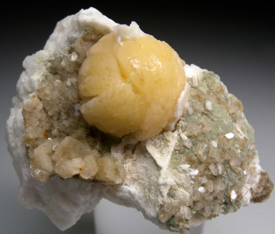 Stilbite with Huelandite from Millington Quarry, Bernards Township, Somerset County, New Jersey, USA [db_pics/pics/r624a.jpg]