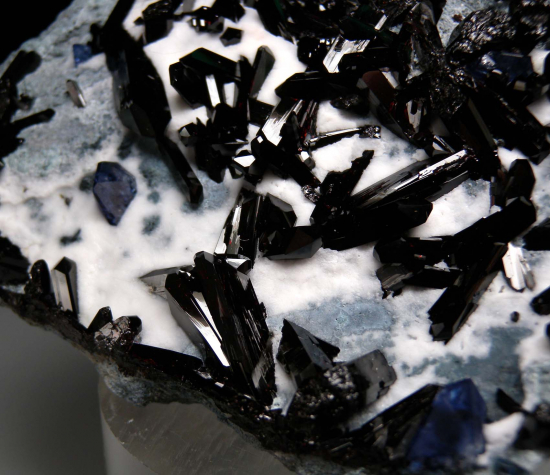 Benitoite, Neptunite from Gem Mine, San Benito Co., California, USA [db_pics/pics/r638b.jpg]