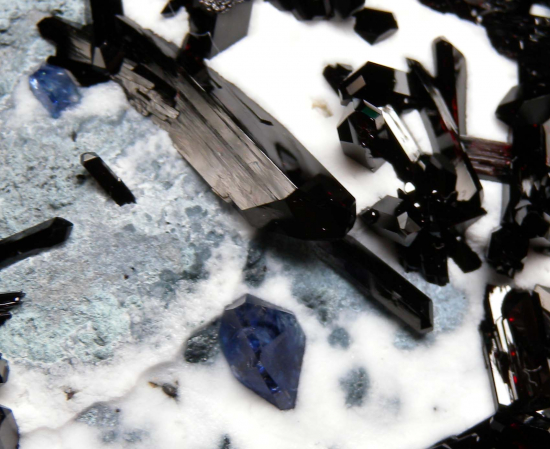 Benitoite, Neptunite from Gem Mine, San Benito Co., California, USA [db_pics/pics/r638c.jpg]