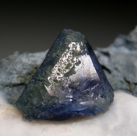 Benitoite from Gem Mine, San Benito Co., California, USA [db_pics/pics/r640d.jpg]