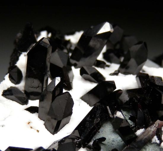 Benitoite, Neptunite from Gem Mine, San Benito Co., California, USA [db_pics/pics/r642d.jpg]