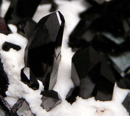 Benitoite, Neptunite from Gem Mine, San Benito Co., California, USA [db_pics/pics/r642e.jpg]