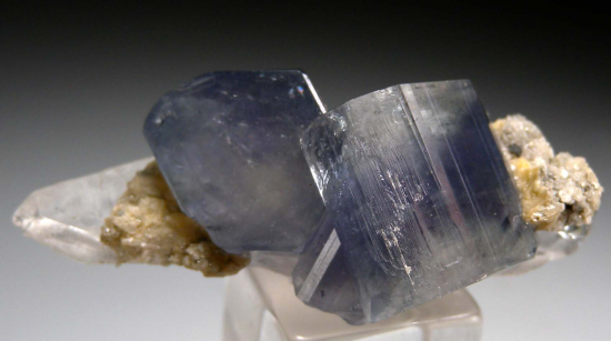 Apatite on Quartz from Panasquiera, Portugal [db_pics/pics/r659a.jpg]