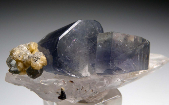 Apatite on Quartz from Panasquiera, Portugal [db_pics/pics/r659d.jpg]