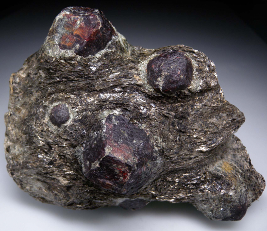 Garnet in Schist from Nepal [db_pics/pics/r671a.jpg]