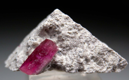 Red Beryl from Violet Claim, Wah Wah Mtns., Beaver Co., Utah, USA [db_pics/pics/r681a.jpg]