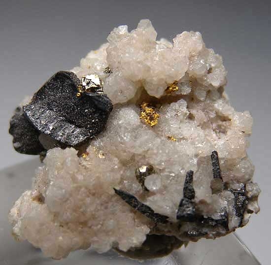 Gold on Ferberite from Julcani Region, Peru [db_pics/pics/sa449d.jpg]