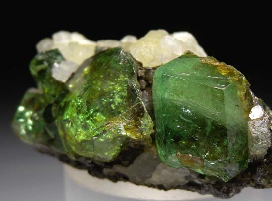 Tsavorite with Calcite on Graphite from Merelani Hills, Arusha, Tanzania [db_pics/pics/t619b.jpg]