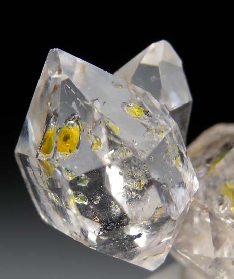 Oil in Quartz from Zhob, Balochistan, Pakistan [db_pics/pics/t622c.jpg]
