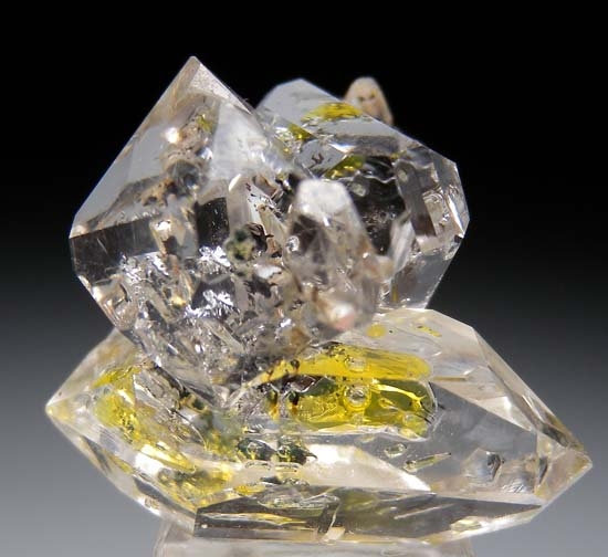 Oil in Quartz from Zhob, Balochistan, Pakistan [db_pics/pics/t623a.jpg]