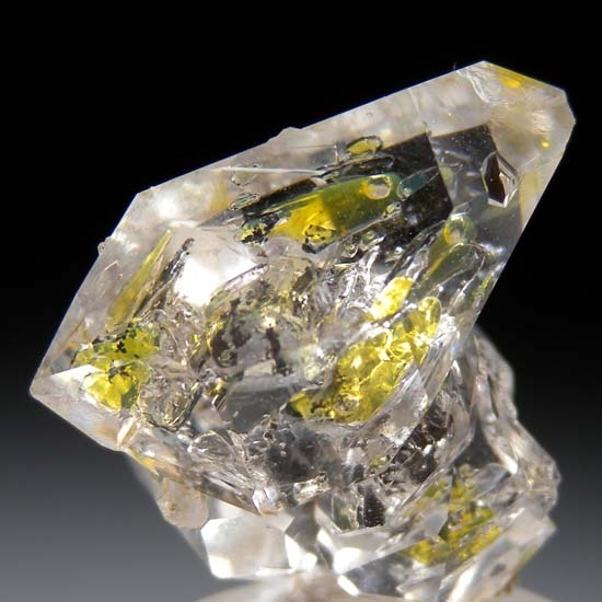 Oil in Quartz from Zhob, Balochistan, Pakistan [db_pics/pics/t623c.jpg]