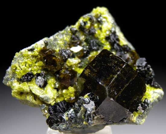 Andradite from Marki Khel, Spin Ghar range, Nangarhar, Afghanistan [db_pics/pics/t776b.jpg]