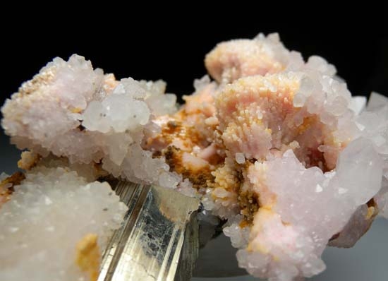 Rhodochrosite, Pyrite, Quartz from Trepca, Kosovo, Yugoslavia [db_pics/pics/t873c.jpg]