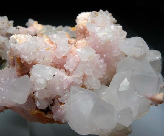 Rhodochrosite, Pyrite, Quartz from Trepca, Kosovo, Yugoslavia [db_pics/pics/t873e.jpg]